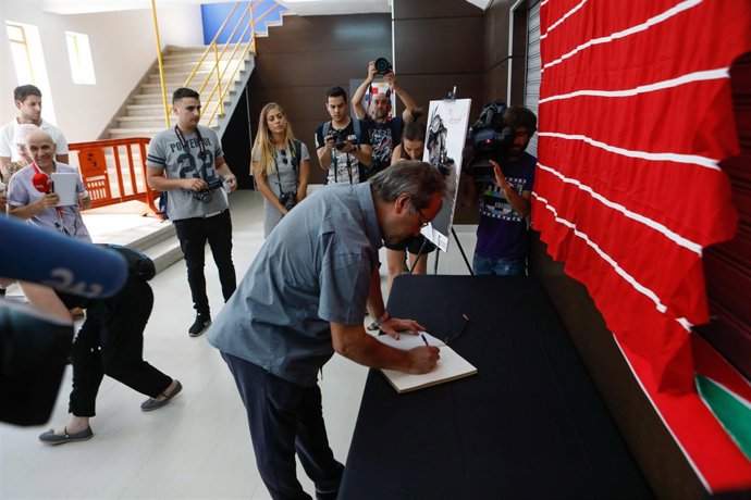 Zamora.- Guarido firma el libre de condolencias.