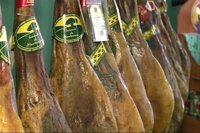 Detenido un joven por agredir a policías después de robar un jamón ibérico