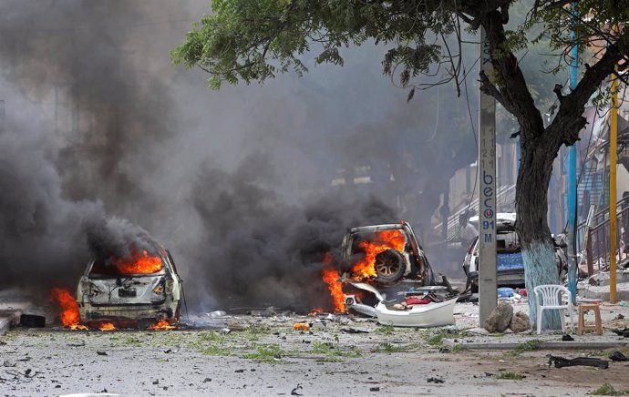 Vehículos ardiendo en Mogadiscio