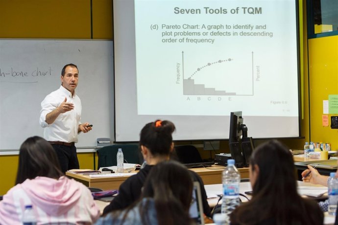 Un profesor de la UPNA impartiendo clase