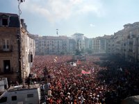 Miles de vitorianos asisten a la 'Bajada de Celedón' en el inicio de las fiestas de 'La Blanca'