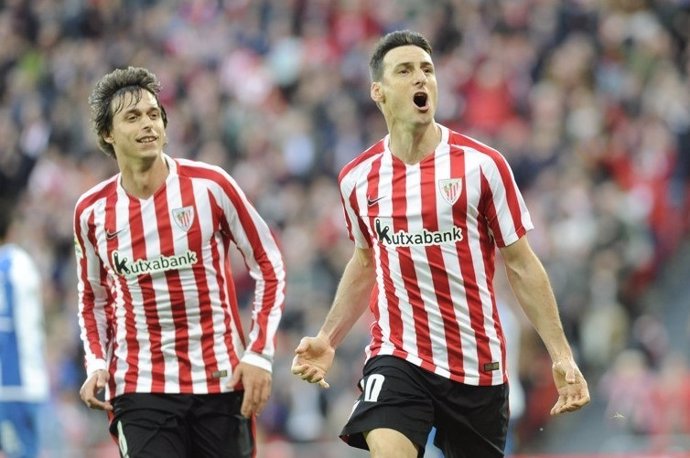 Aritz Aduriz celebra un doblete en Liga