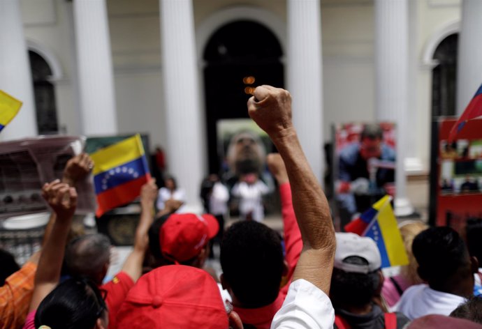 Simpatizantes del Gobierno de Nicolás Maduro frente al Palacio Legislativo