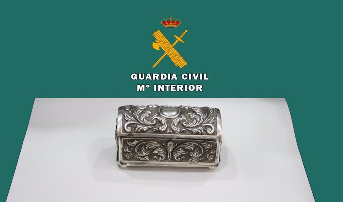 Cofre de plata recuperado por la Guardia Civil