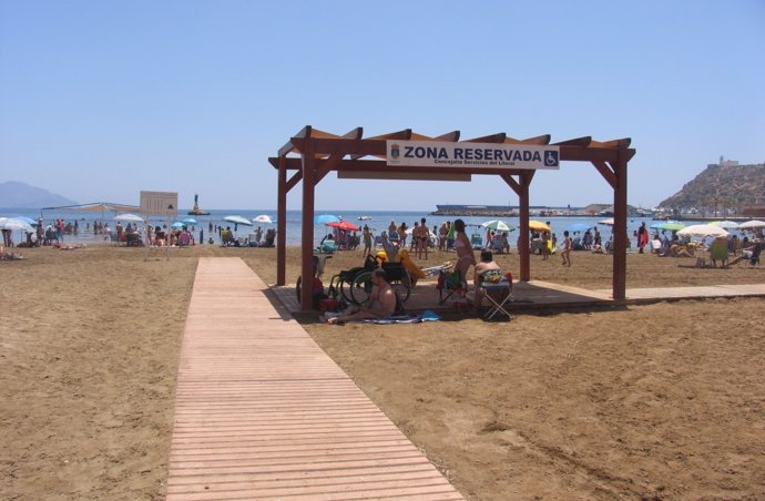 Un total de 52 playas de la Región cuenta con equipamientos accesibles