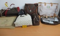 La Guardia Civil detiene a un hombre e investiga a otro por vender artículos falsificados en un mercadillo de Menorca