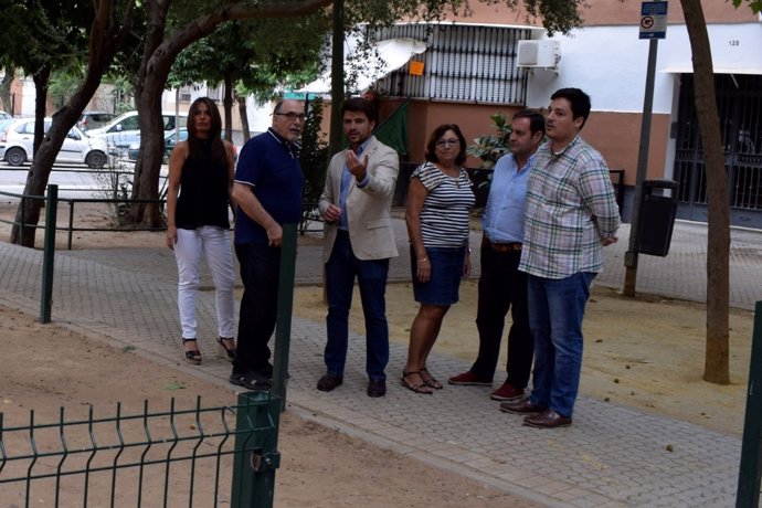 Beltrán Pérez junto a ediles del PP en Jardines de la Oliva