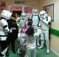 Las tropas imperiales de 'Star Wars' "reclutan" soldados en el Hospital de Salamanca
