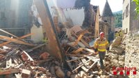 Los bomberos buscarán si hay transeúntes entre los escombros de la casa de Llanars
