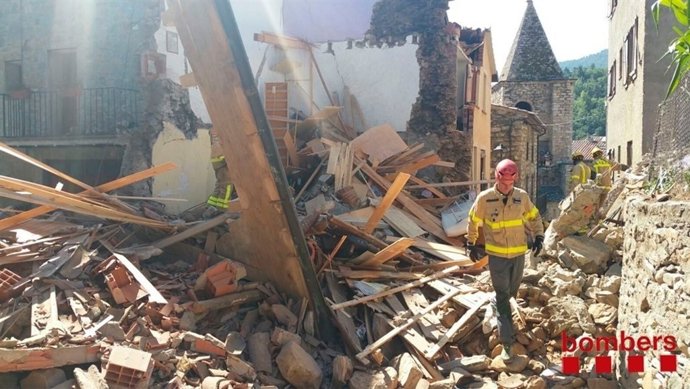 Els bombers actuan l'el derrumbaniento de l'edifici