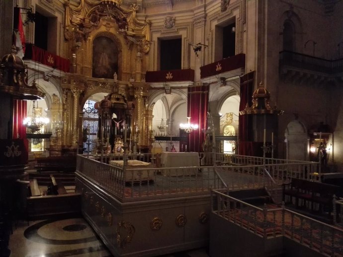 Interior de la basílica de Santa Maria donde se representa el Misteri d'Elx