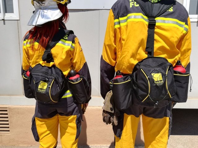 El Ibanat reparte mochilas especiales de intervención contra incendios
