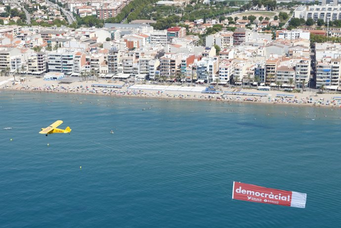 Avioneta d'Òmnium amb l'eslógan 'Demorcàcia'