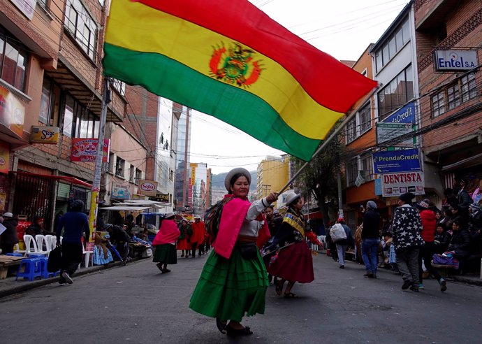 Mujer ondenado una bandera de Bolivia