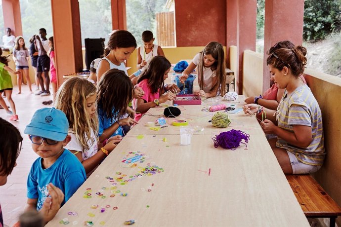 Infants Gaudint D'uns Campaments D'estiu A Banyoles. Fundació Marianao.