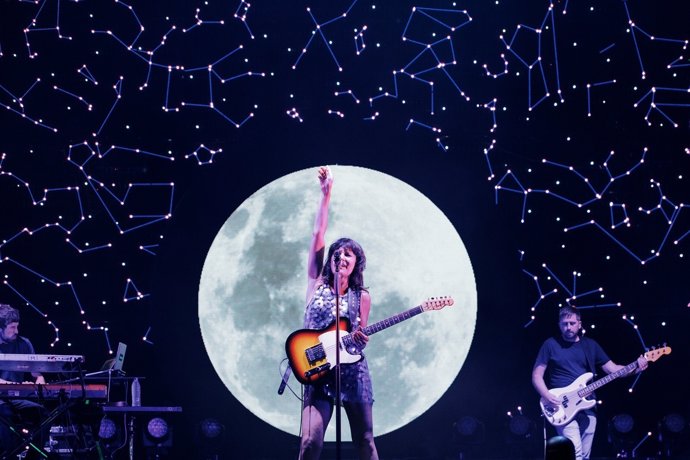 La cantante cantó sus himnos bajo una luna