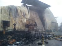 Un incendio en una empresa de reciclaje quema dos naves con productos tóxicos