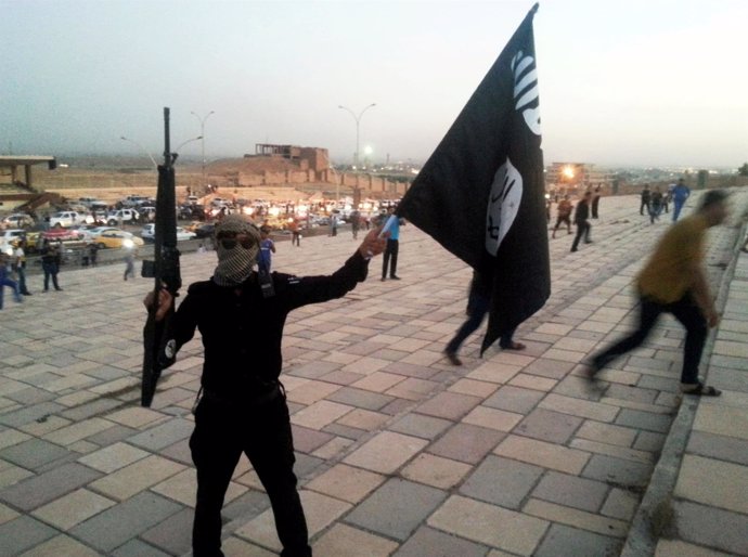 Combatiente del Estado Islámico en una calle de Mosul