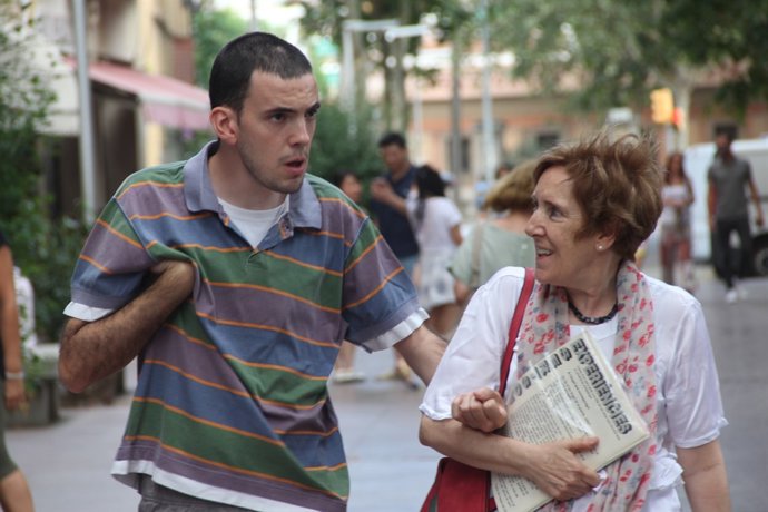 Carme Garcia al costat del seu fill Pol, que sofreix autisme profund