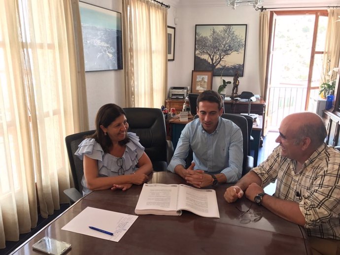La alcaldesa de Mojácar se reúne con el diputado provincial de Fomento