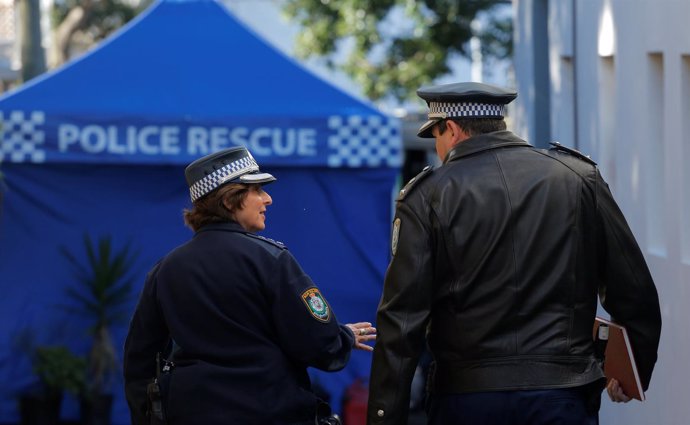 Dos agentes de Policía patrullan por un suburbio de Sídney