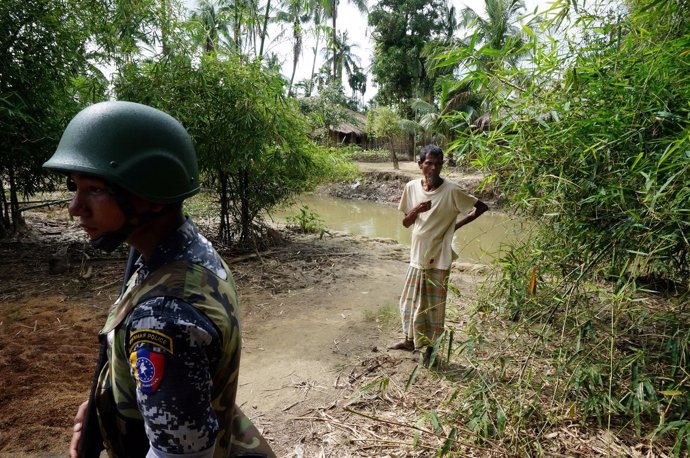 Militar birmano en frontera con Bangladesh 