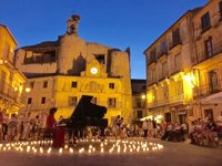 La 'Noche en Blanco y Negro' supera todas las "expectativas" y llena Sepúlveda (Segovia) de música de piano y de gente