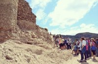 Alrededor de 200 personas participan en la visita guiada al Castillo de Nalda en la Fiesta de la Ciruela Reina Claudia