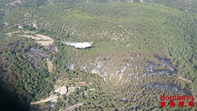 Descàrrega aèria sobre l'incendi d'Artés (Barcelona)