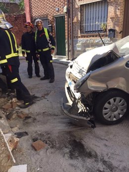 Un coche choca contra una casa en Cenicientos