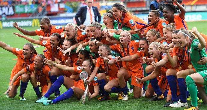 La anfitriona Holanda gana por primera vez la Eurocopa