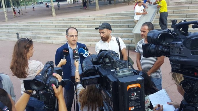 L'conseller de Presidència, Jordi Turull, atén als mitjans