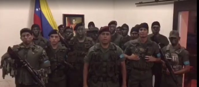 Militares venezolanos en "legítima rebeldía" contra Maduro