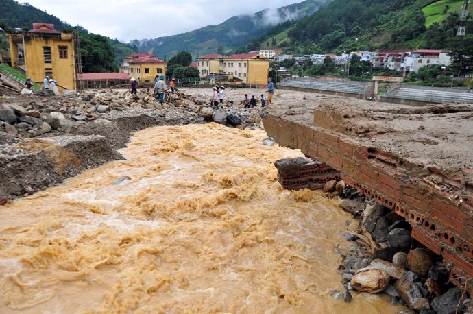 Un puente destrozado en el norte de Vietnam por las inundaciones