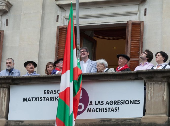 Gorka Urtaran en la izada de la ikurriña