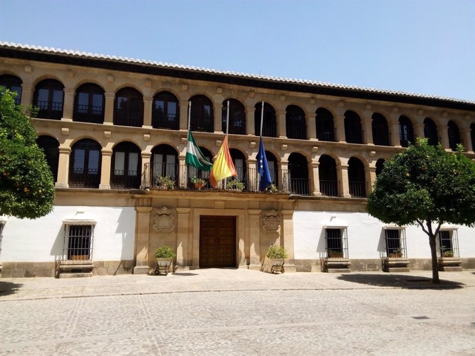 Banderas a media asta ayuntamiento de Ronda Málaga luto india fallecidos