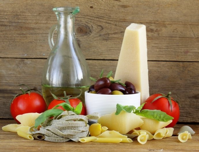 Dieta mediterranea, aceite, aceitunas, pasta y queso. 