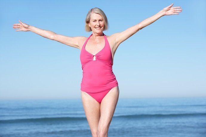 Señora, escote, bañador, playa, mayor, menopausia