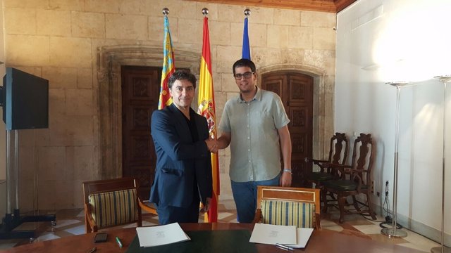 Colomer y el alcalde de Morella en la firma del acuerdo