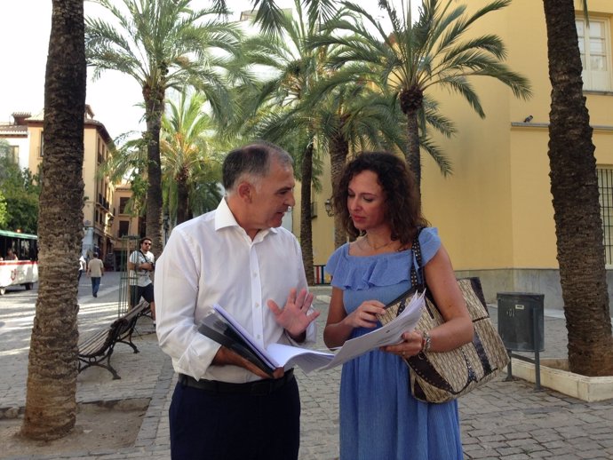 El diputado nacional Santiago Pérez y la edil Rocío Díaz, junto al Centro Lorca