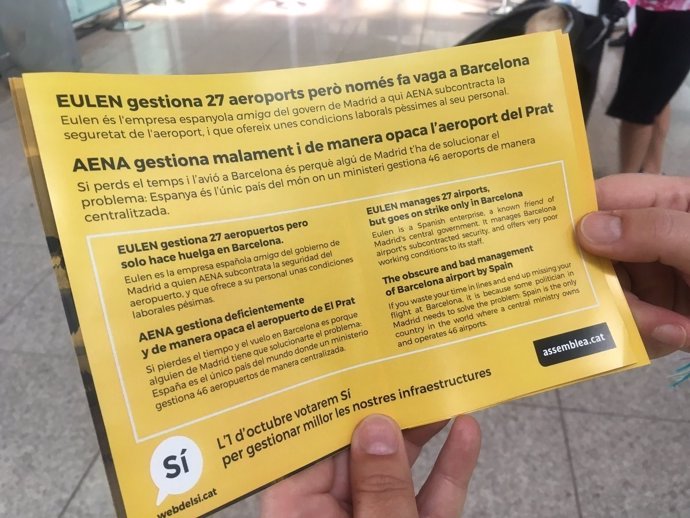 La ANC reparte folletos en el Aeropuerto de Barcelona para pedir el 'sí' el 1-O
