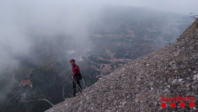 Los Bomberos rescatan a dos escaladores en Montserrat