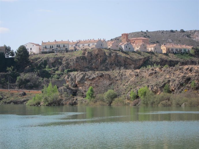 Nuévalos Y El Embalse De La Tranquera