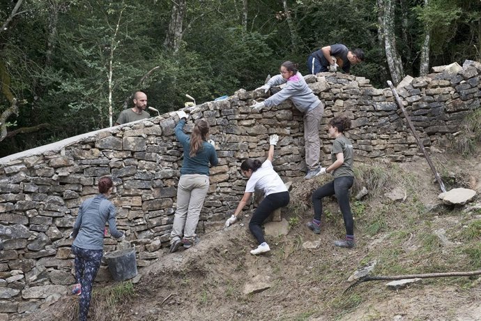 Jóvenes trabajando en el Cementerio de las Botellas