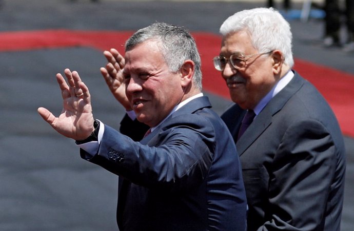 El rey Abdalá de Jordania y el presidente palestino, Mahmud Abbas