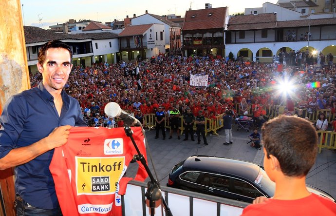 Alberto Contador, posando con el jersey.