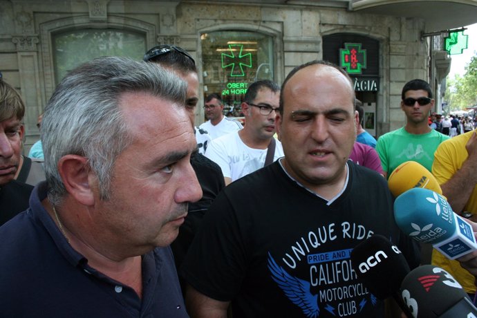 Pere Roqué y Jonathan Sanjuán, antes de entrar en la sede de la UE de Barcelona