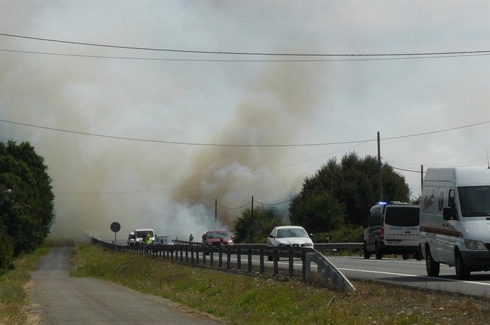 Incendio en Oroso que provoca problemas de circulación en la N-550