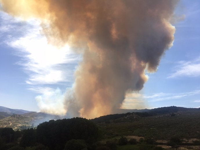 Imagen del incendio declarado en Gredos este lunes