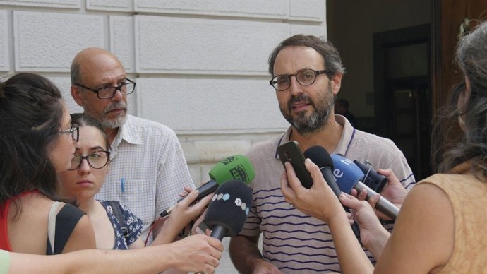 Alberto Matarán (Podemos Granada) atiende a los medios